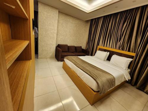 Katil atau katil-katil dalam bilik di Pearl of Beirut Hotel & Spa