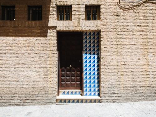a window with blue and white tiles on a brick building at SAH23 beautiful studio in the center in Seville