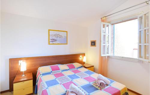 a bedroom with a bed and a window at Amazing Apartment In Bibione With Outdoor Swimming Pool in Bibione