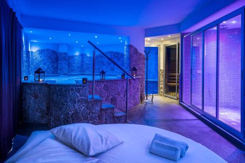 a bedroom with a bed and a bathroom with a tub at Taormina Palace Hotel in Taormina