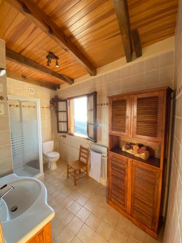 une salle de bain avec un lavabo, une baignoire et des toilettes dans l'établissement Maison de village VUE 360°, à Farinole