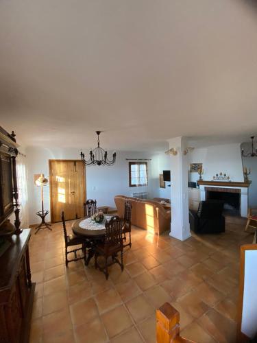 un salon avec une table et un canapé dans l'établissement Maison de village VUE 360°, à Farinole