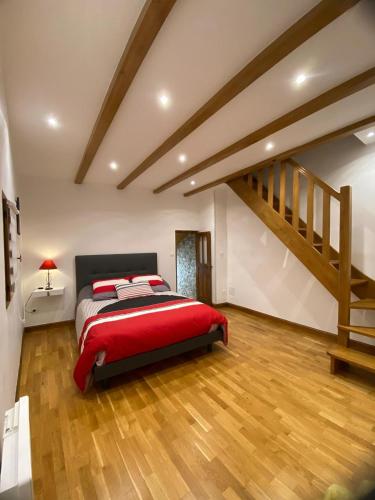 - une grande chambre avec un lit et du parquet dans l'établissement Maison de village VUE 360°, à Farinole