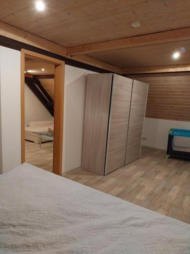 1 dormitorio con 1 cama y armario en una habitación en 2 Zimmer Monteur Wohnung DG, en Riedstadt