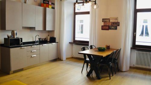 uma cozinha com mesa e cadeiras num quarto em RivApartmentsDowntowN Urban em Riva del Garda