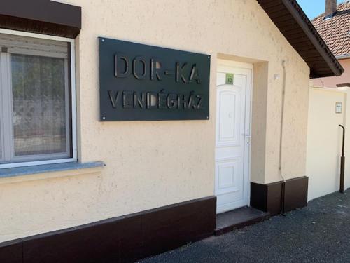 a sign on the side of a building at Dor-Ka Vendégház Makó in Makó