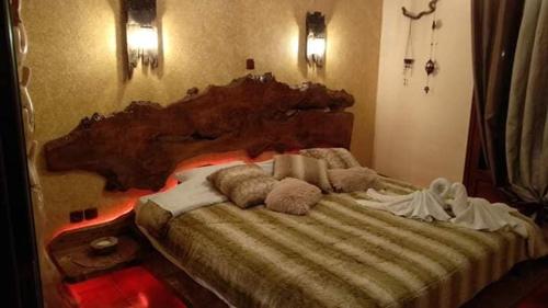 Tempat tidur dalam kamar di Athina-Milina