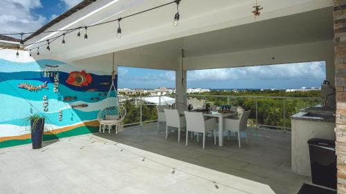 um pátio com uma mesa e cadeiras numa varanda em Beach View PH Jacuzzi in Hard Rock Golf em Punta Cana