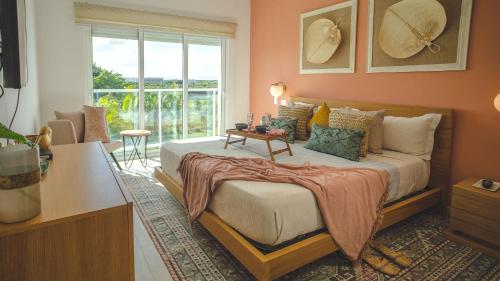 um quarto com uma cama grande e uma janela em Beach View PH Jacuzzi in Hard Rock Golf em Punta Cana