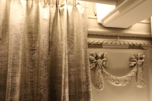 a curtain on a window in a room at Château & Spa De La Commanderie in Eybens