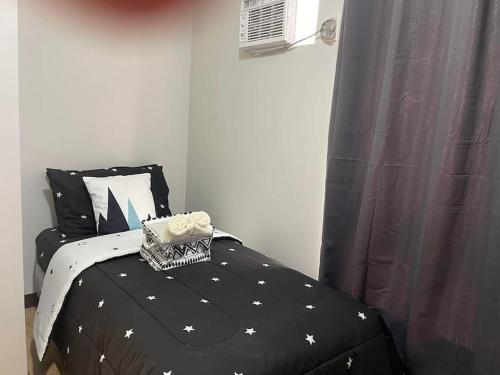 Ένα ή περισσότερα κρεβάτια σε δωμάτιο στο Verdon Parc Davao City with Balcony by darpm