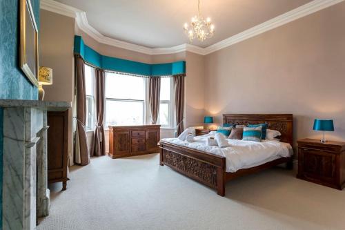 una grande camera da letto con letto e camino di Clevelands Country House Holiday Rental 10 Guests a Wroxall