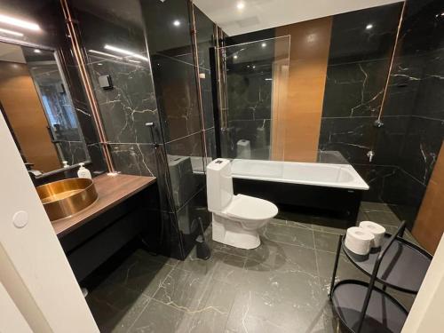 W łazience znajduje się toaleta, umywalka i prysznic. w obiekcie The Park House Suite, Jakobstad w mieście Jakobstad