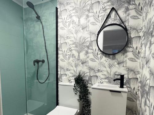een badkamer met een douche, een wastafel en een spiegel bij Casita Menta - Alojamiento único en el Centro de Torrox in Torrox