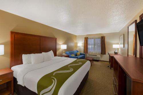 メアリーズビルにあるQuality Inn Marysvilleの大きなベッドとデスクが備わるホテルルームです。