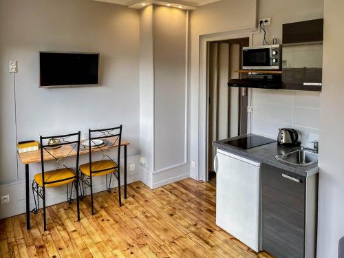 Kuchyň nebo kuchyňský kout v ubytování Le Perrot - Chavant / Centre-ville