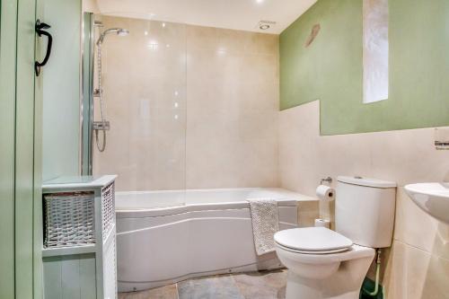 W łazience znajduje się toaleta, wanna i umywalka. w obiekcie No 1 The Granary w mieście Llangefni