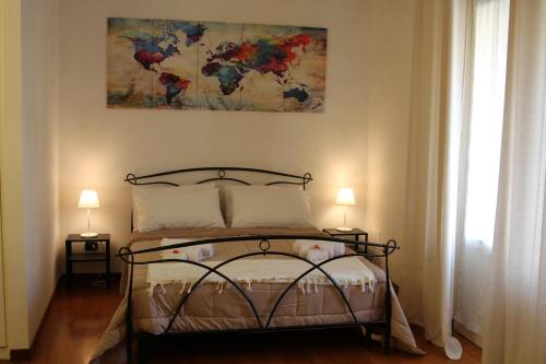um quarto com uma cama e um quadro na parede em GRACE'S HOUSE em Scandicci