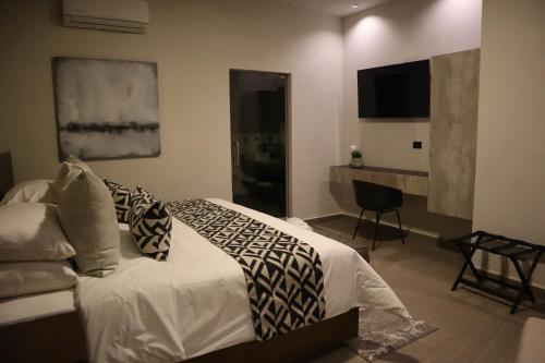 1 dormitorio con 1 cama y TV en Hotel Monarca San Luis Potosí, en San Luis Potosí