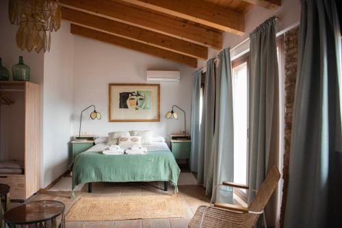 a bedroom with a green bed and a window at Castillo-Palacio de Bulbuente in Bulbuente