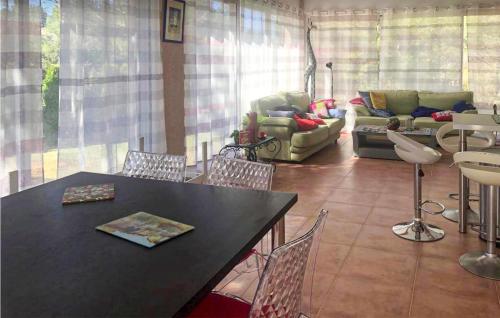 Ruang duduk di 3 Bedroom Cozy Home In Meyrargues
