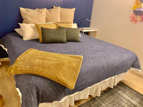 Guesthouse do Sol - Luxury Villa في تومار: غرفة نوم بسرير كبير مع مخدات
