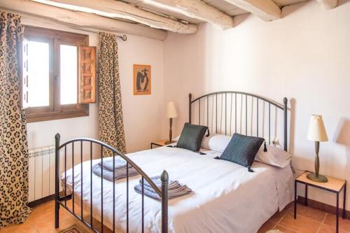 Ένα ή περισσότερα κρεβάτια σε δωμάτιο στο CASA RURAL, con Jacuzzi, Chimenea, BBQ, Bar y mucho mas