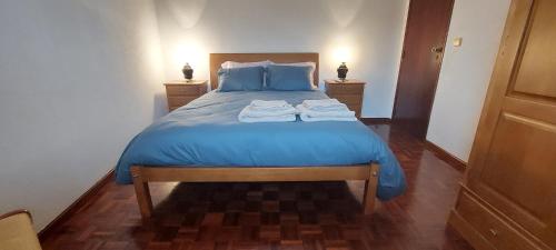 een slaapkamer met een bed met twee handdoeken erop bij Varandas do Dão & Estrela 