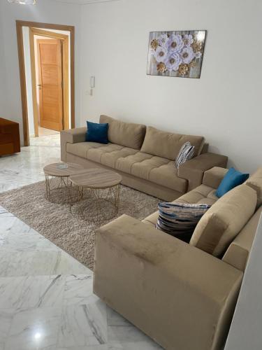 salon z kanapą i stołem w obiekcie Magnifique Appartement Vue Mer w mieście Nabul
