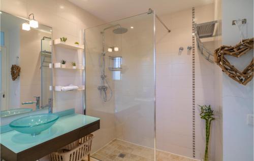 La salle de bains est pourvue d'un lavabo et d'une douche en verre. dans l'établissement 2 Bedroom Amazing Home In Viuela, à Viñuela