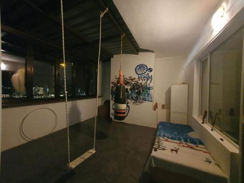 巴库Central Park apt with a nice view的一间带秋千的房间