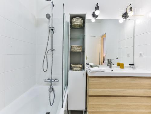 a bathroom with a shower and a sink at Maison de surfeurs, idéalement située in Les Sables-dʼOlonne