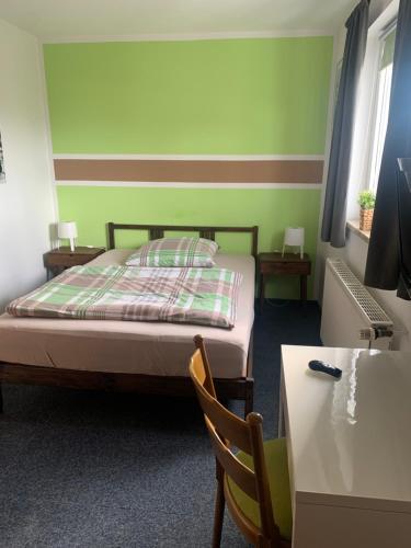 Ένα ή περισσότερα κρεβάτια σε δωμάτιο στο Hotel Zur Schleuse (Garni)