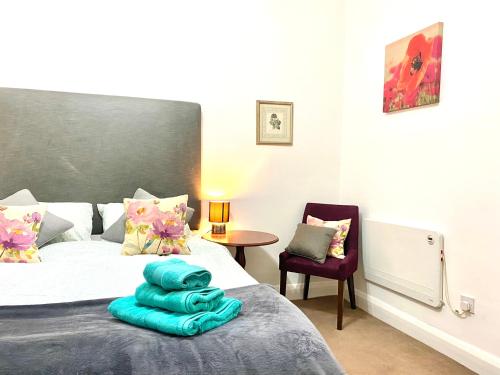Un dormitorio con una cama con una toalla azul. en Sight Flats - SF02 - One Bedroom, en Londres
