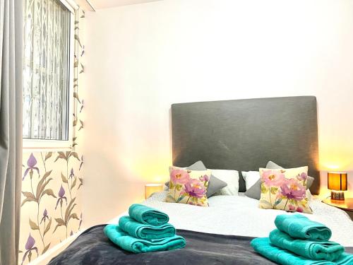 Un dormitorio con una cama con toallas azules. en Sight Flats - SF02 - One Bedroom, en Londres