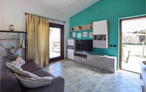 Μια τηλεόραση ή/και κέντρο ψυχαγωγίας στο Stunning Home In Costa Paradiso
