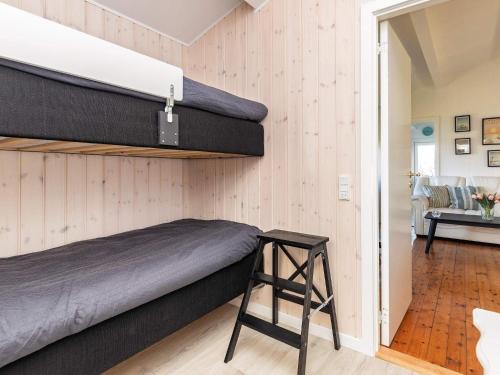 - une chambre avec 2 lits superposés dans l'établissement Holiday home Karrebæksminde XLVIII, à Karrebæksminde
