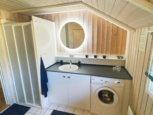 ein Badezimmer mit einem Waschbecken und einer Waschmaschine in der Unterkunft Holiday home Ansager XLI in Ansager