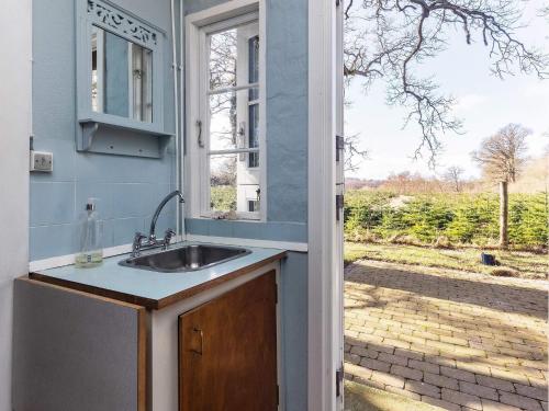 cocina con fregadero y ventana en Holiday home Præstø V, en Præstø