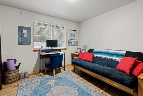 Ein Sitzbereich in der Unterkunft Indio Cabin - Meredith Lodging
