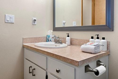 Ein Badezimmer in der Unterkunft Indio Cabin - Meredith Lodging