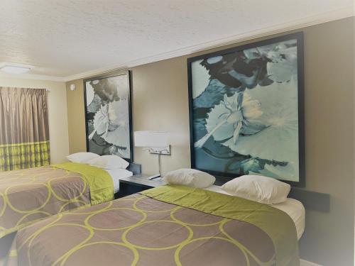 ピカユーンにあるSuper 8 by Wyndham Picayuneのホテルルーム ベッド2台&緑のシーツ付