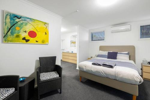 Ένα ή περισσότερα κρεβάτια σε δωμάτιο στο Almonta Apartments on the water front