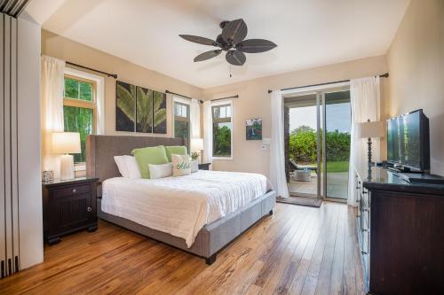 una camera con letto e ventilatore a soffitto di Mauna Lani KaMilo 217 a Waikoloa