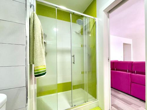 uma cabina de duche em vidro na casa de banho com um sofá roxo em Sea-view apartment in Adra with private terrace em Adra
