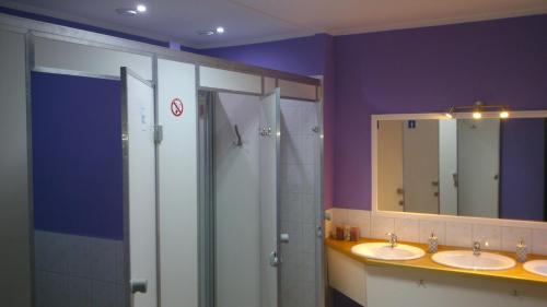 a bathroom with two sinks and a shower at Hostel Imbir in Toruń