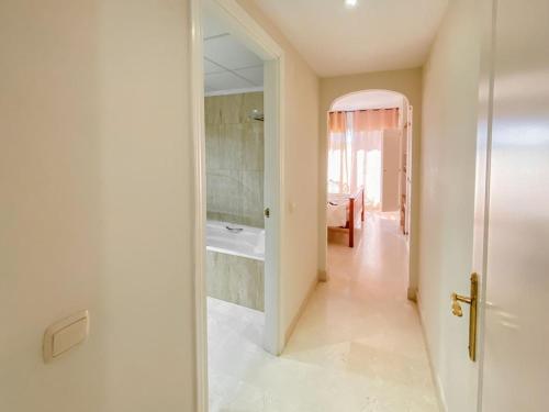 Habitación con baño con ducha y bañera. en Apartamento en Los Patios de Santa Maria Golf, en Marbella