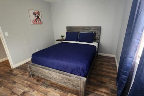 ラスベガスにあるMolinoのベッドルーム1室(紫のシーツと青い枕のベッド1台付)