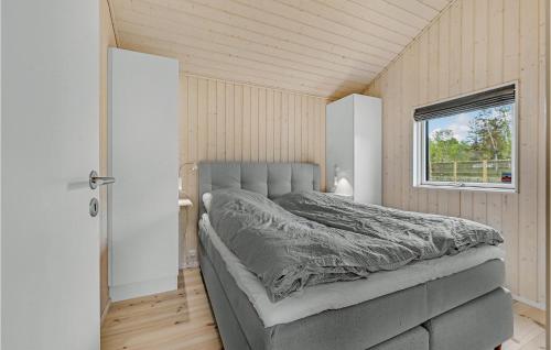 1 dormitorio con 1 cama en una habitación con ventana en 3 Bedroom Beach Front Home In Kalundborg, en Kalundborg