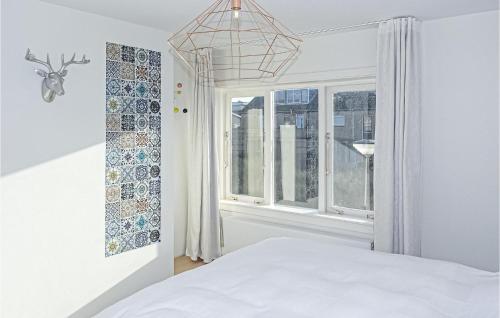 - une chambre avec un lit et une fenêtre dans l'établissement Nautilus 1, à Bergen aan Zee